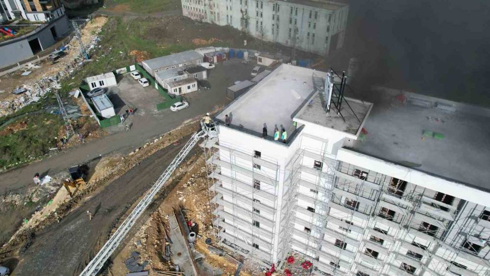 Başakşehir&rsquo;de şantiyede korkutan yangın: İş&ccedil;iler &ccedil;atıya sığındı
