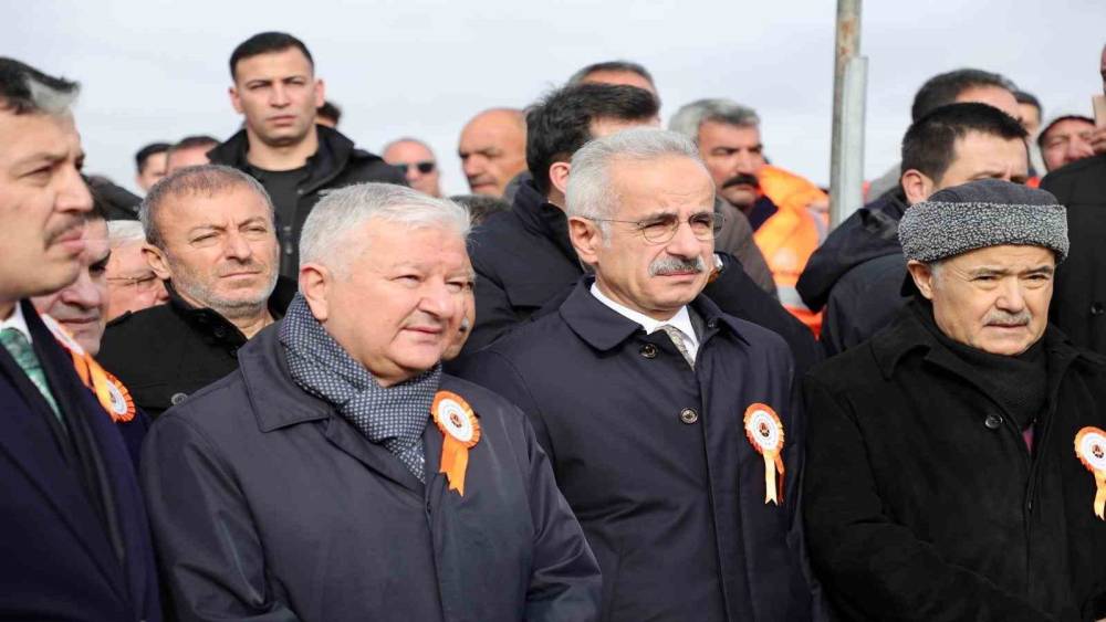 Bakan Uraloğlu: "B&ouml;l&uuml;nm&uuml;ş yol ağını 30 bin kilometrenin &uuml;zerine &ccedil;ıkarmanın gururunu yaşıyoruz"
