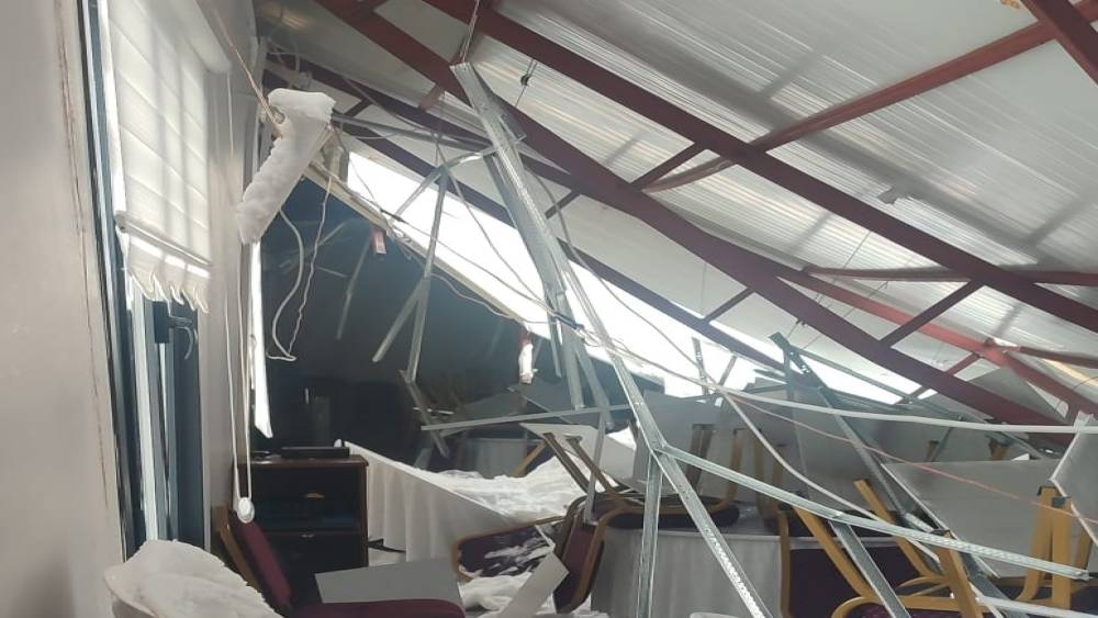 Malatya&rsquo;da mevlit salonunun &ccedil;atısı kardan &ccedil;&ouml;kt&uuml;
