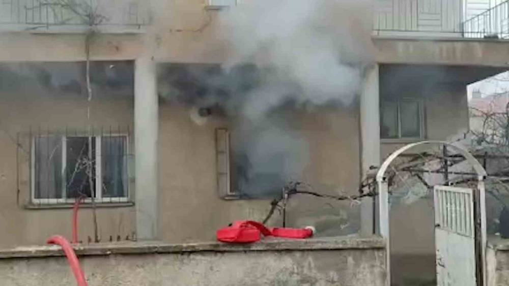 İtfaiyeci gaz sızdıran t&uuml;p&uuml; eliyle taşıyarak facianın &ouml;n&uuml;ne ge&ccedil;ti
