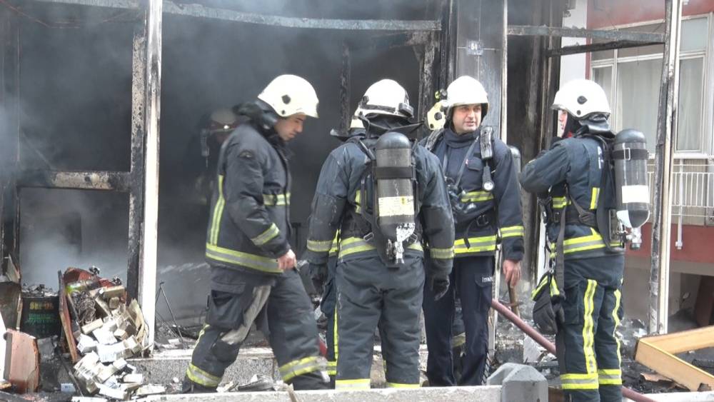 Mobilya imalathanesindeki yangında 3 kişi dumandan etkilendi
