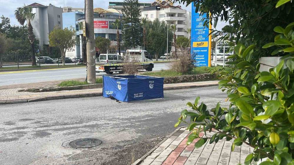 Alanya&rsquo;da &ouml;l&uuml;mle sonu&ccedil;lanan trafik kazası g&uuml;venlik kamerasına yansıdı
