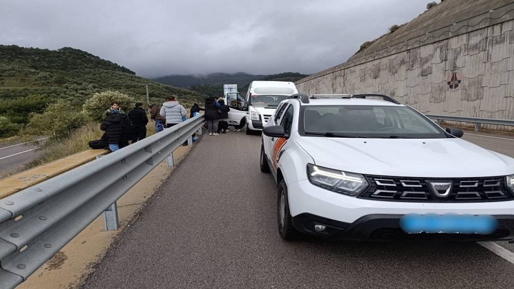 Ayvacık&rsquo;ta 27 ka&ccedil;ak g&ouml;&ccedil;men ile 2 g&ouml;&ccedil;men ka&ccedil;ak&ccedil;ısı yakalandı
