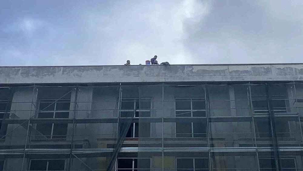 Bolu&rsquo;da okul inşaatında iş&ccedil;iler parasını alamayınca &ccedil;atıya &ccedil;ıktı
