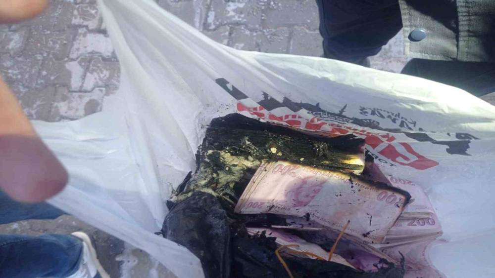 İtfaiye erleri alevlerin arasından Kur&rsquo;an-ı Kerim&rsquo;i kurtardı
