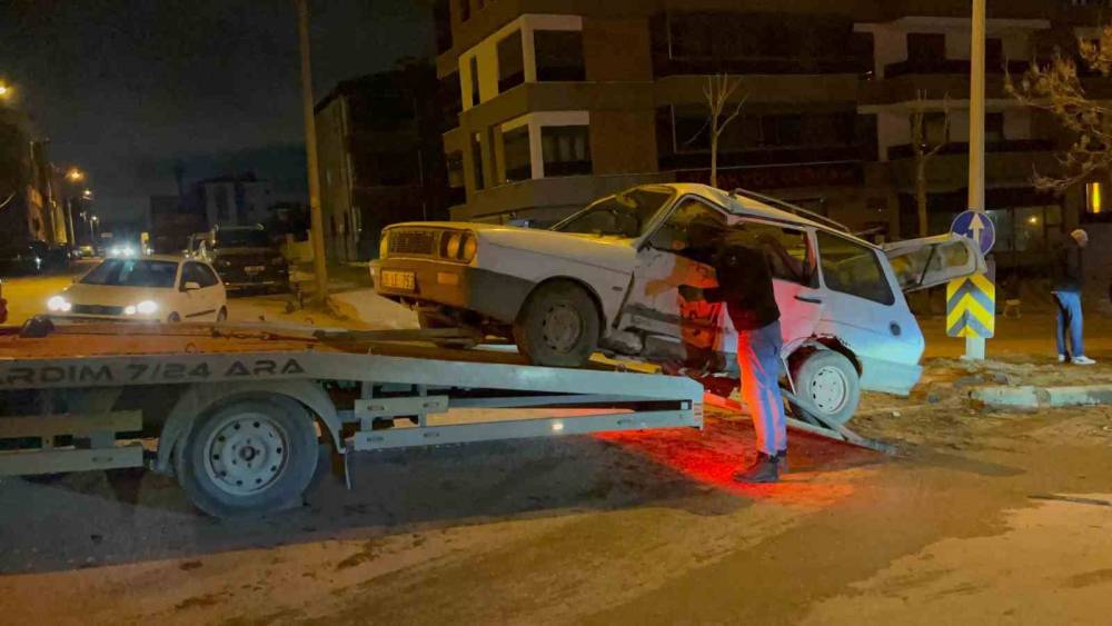 Eskişehir&rsquo;de iki otomobil &ccedil;arpıştı: 4 yaralı
