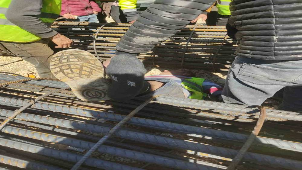 Vin&ccedil;ten d&uuml;şen demir kolunun altında kalan iş&ccedil;i yaralandı
