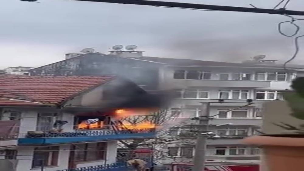 Evde &ccedil;ıkan yangında elektrik kabloları patladı
