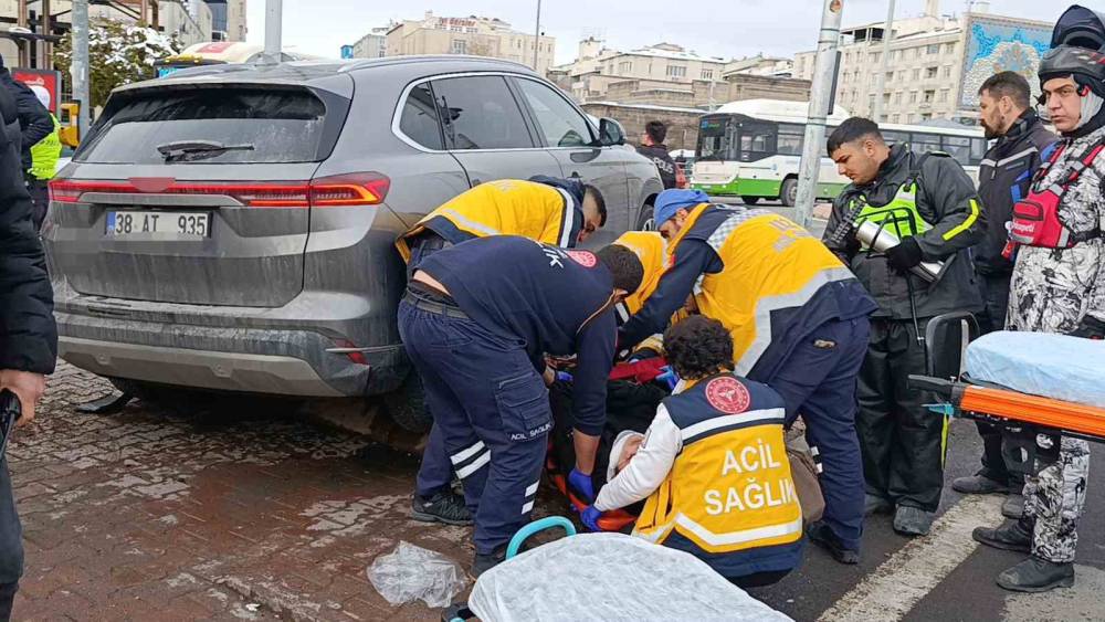 Kayseri&rsquo;de SUV ara&ccedil; yayaların arasına daldı: 5 yaralı
