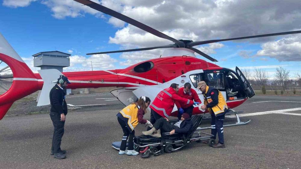 Bing&ouml;l&rsquo;de helikopter ambulans diyaliz hastası havalandı
