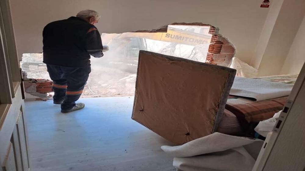 Karacabey&rsquo;de inşaat &ccedil;alışması yan binaya zarar verdi
