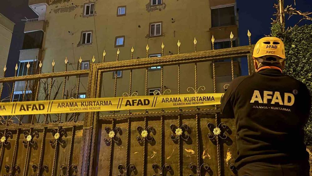 Diyarbakır&rsquo;da kolonlarda &ccedil;atlama sesi duyulan bina boşaltıldı: 51 vatandaş tahliye edildi
