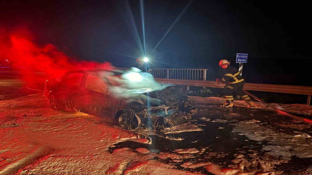 L&uuml;leburgaz&rsquo;da zincirleme kaza: 2 yaralı, 1 otomobil yandı
