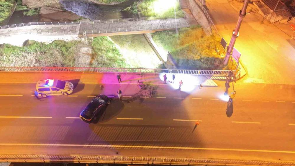 K&ouml;pr&uuml; korkuluklarına &ccedil;arpan otomobil hurdaya d&ouml;nd&uuml;: 3 yaralı
