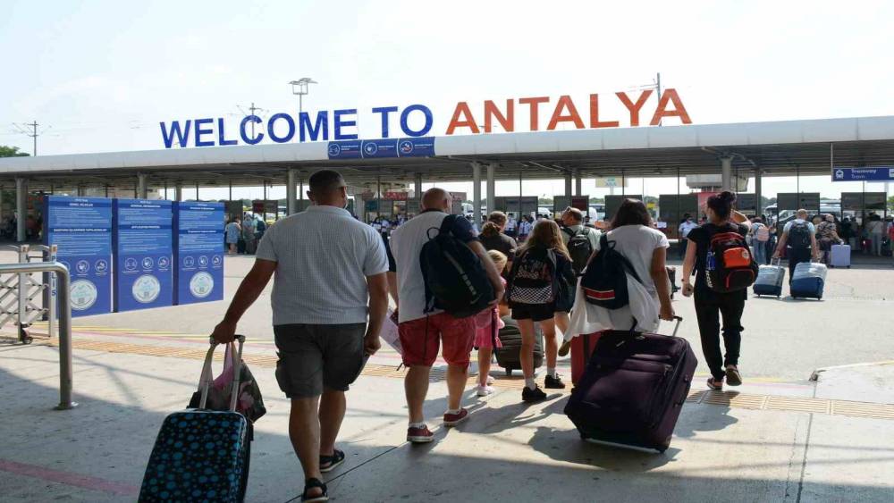 Antalya&rsquo;da erken rezervasyonlarda iptallere rağmen akış devam ediyor talep umudu s&uuml;r&uuml;yor
