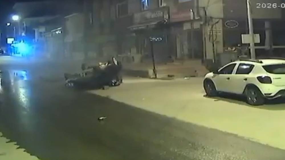 Takla atan ara&ccedil;tan yaralı kurtuldu, kendisine yaklaşan &ouml;rdeğe kum fırlattı
