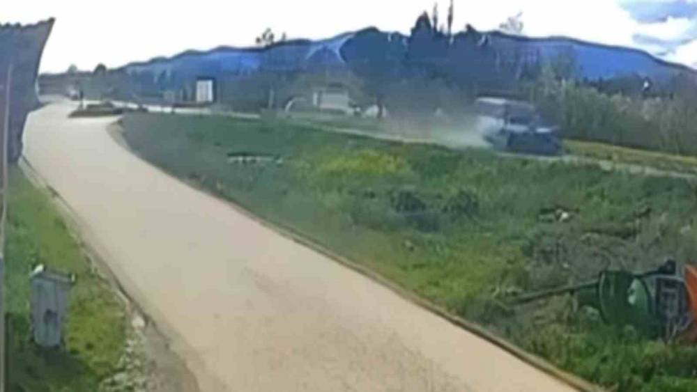 İkiye b&ouml;l&uuml;nen Tofaş&rsquo;ın s&uuml;r&uuml;c&uuml;s&uuml; &ouml;lm&uuml;şt&uuml;: G&uuml;venlik kamerası g&ouml;r&uuml;nt&uuml;leri ortaya &ccedil;ıktı
