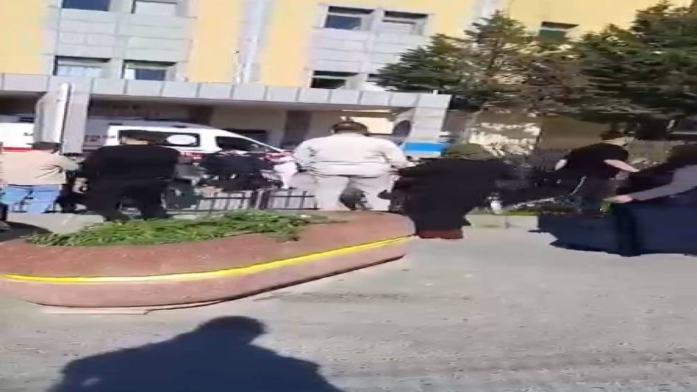 Arnavutk&ouml;y&rsquo;de trafik kavgası hastaneye taştı: 2 yaralı
