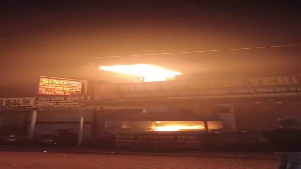 Diyarbakır&rsquo;da lokanta alevlere teslim oldu
