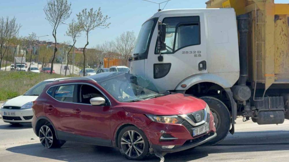 Kamyonun s&uuml;r&uuml;klediği otomobilden burunları bile kanamadan &ccedil;ıktılar
