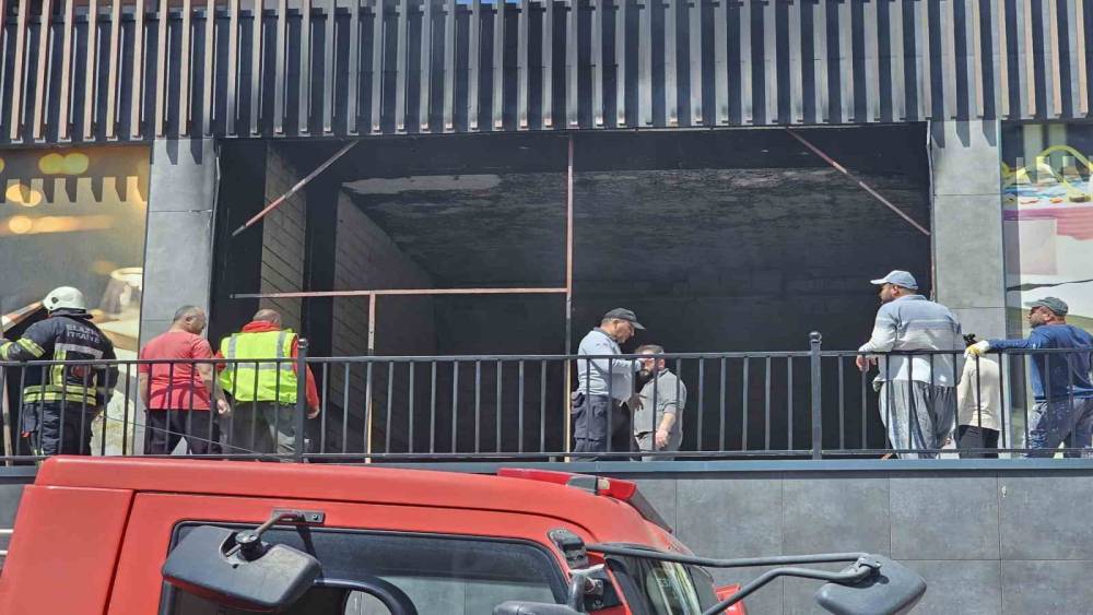 Elazığ&rsquo;da korkutan yangın, ekiplerin m&uuml;dahalesi ile s&ouml;nd&uuml;r&uuml;ld&uuml;
