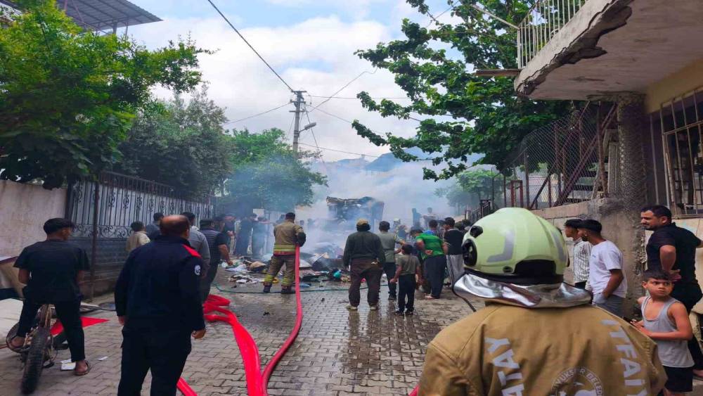 Ev eşyası y&uuml;kl&uuml; pikap alevlere teslim oldu
