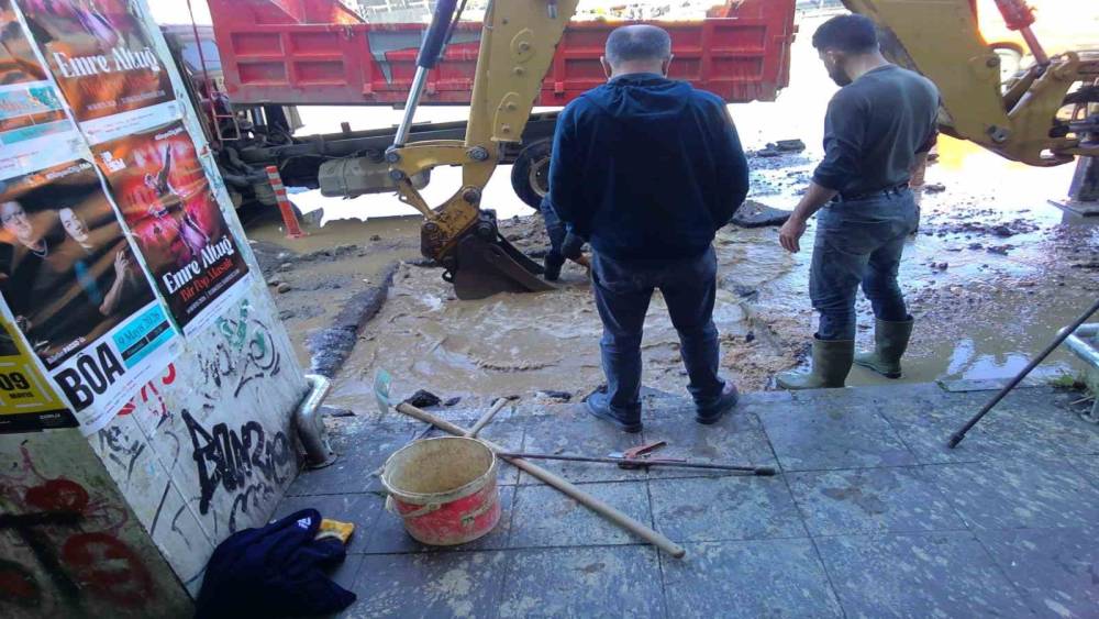 Kadık&ouml;y&rsquo;de ait su borusu patladı, yollar g&ouml;le d&ouml;nd&uuml;
