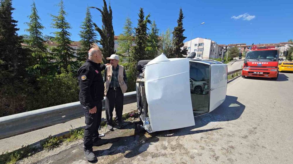 K&ouml;pr&uuml;de kontrolden &ccedil;ıkan otomobil yan devrildi: S&uuml;r&uuml;c&uuml; yara almadan kurtuldu
