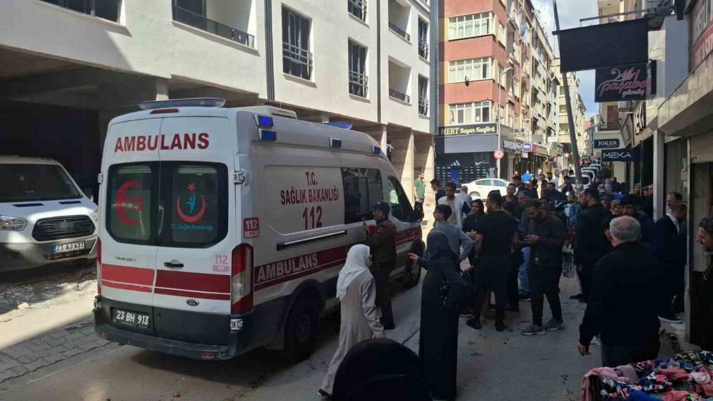 İş makinesinin &ccedil;arptığı seyyar satıcı yaralandı
