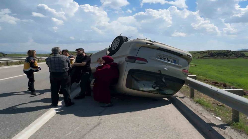 Gaziantep&rsquo;te lastiği patlayan minib&uuml;s takla attı
