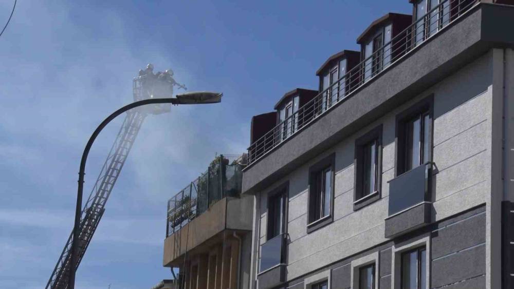 &Uuml;sk&uuml;dar&rsquo;da korkutan &ccedil;atı yangını
