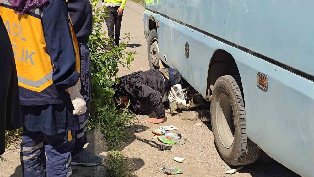 Minib&uuml;s&uuml;n altında can pazarı: Motosikletliyi ekipler zamanla yarışarak kurtardı
