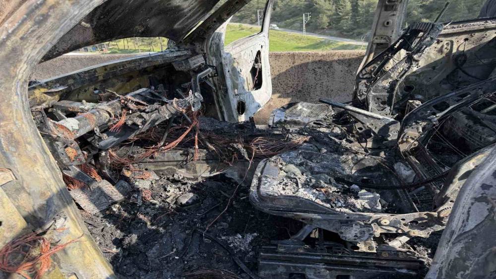 Osmaniye&rsquo;de pikap alev alev yandı, s&uuml;r&uuml;c&uuml; son anda kurtuldu
