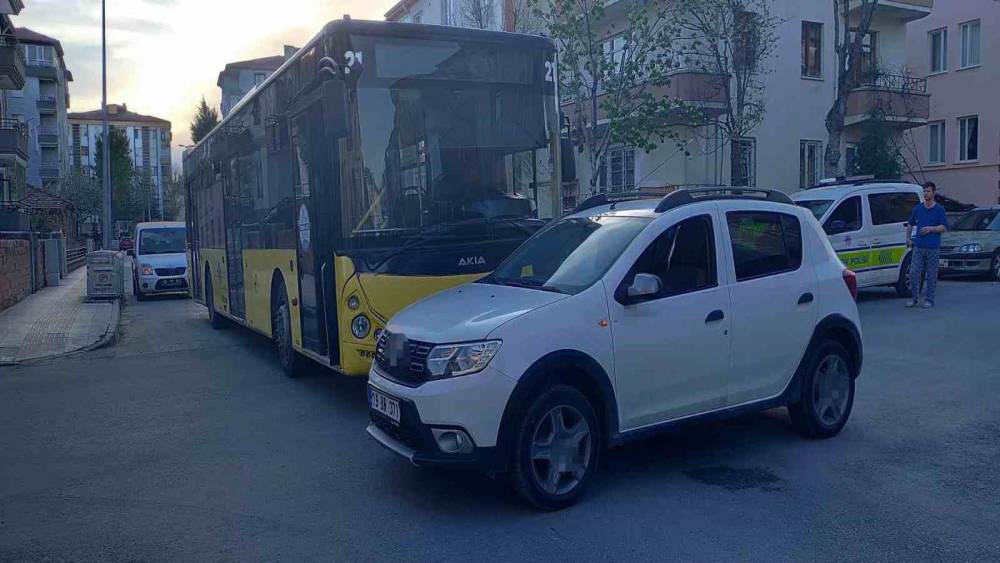 &Ccedil;orum&rsquo;da halk otob&uuml;s&uuml; ile otomobil &ccedil;arpıştı: 4 yaralı
