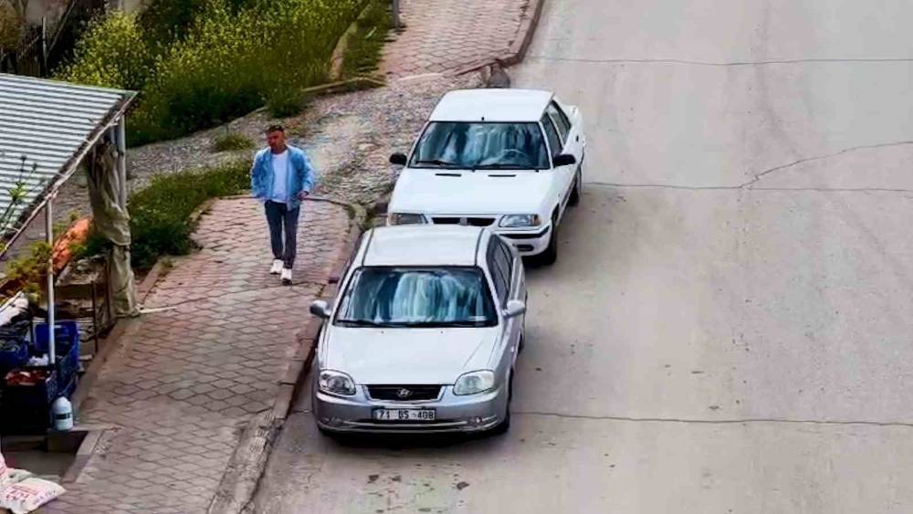 Aracını park edip uzaklaştı, d&ouml;n&uuml;şte polisi karşısında buldu: S&uuml;r&uuml;c&uuml;ye ve ara&ccedil; sahibine 40&rsquo;ar bin lira ceza
