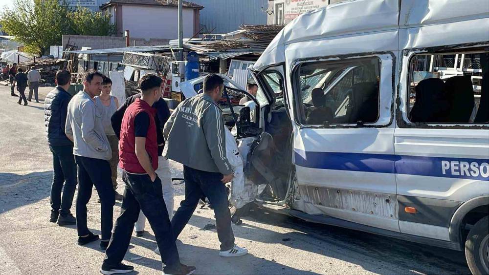Kayseri&rsquo;de iş&ccedil;i servisi ile kamyon &ccedil;arpıştı: 8 yaralı
