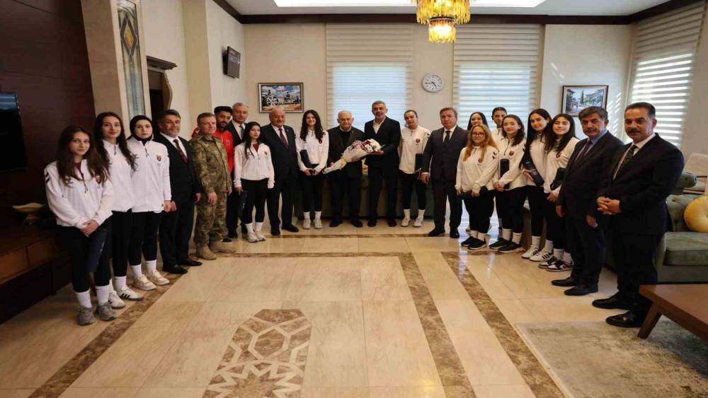 Yıldırım&rsquo;dan T&uuml;rkiye Şampiyonası&rsquo;na katılacak voleybolculara tebrik
