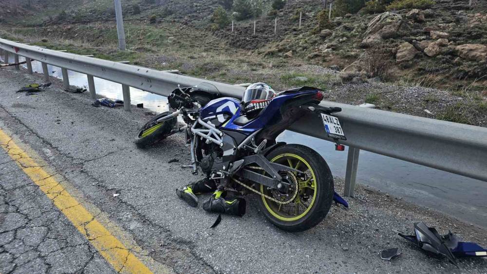 Motosiklet bariyere &ccedil;arptı: 1 yaralı
