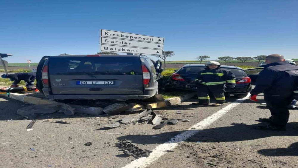 Tekirdağ&rsquo;da hafif ticari ara&ccedil; ile otomobil &ccedil;arpıştı: 5 yaralı

