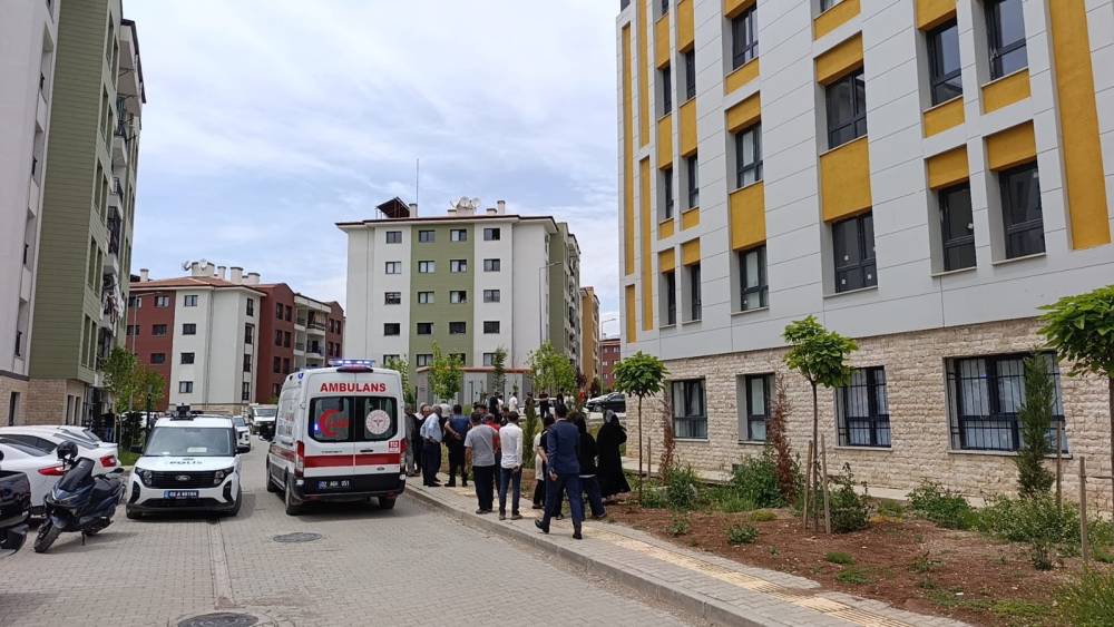 Y&uuml;ksekten d&uuml;şen kişi ağır yaralandı
