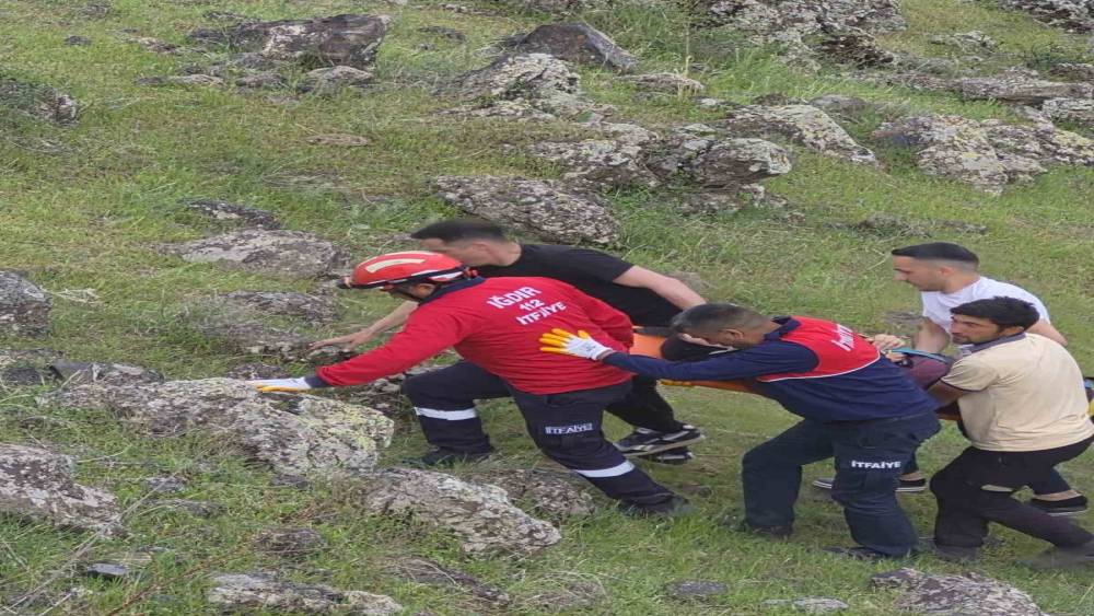 Iğdır&rsquo;da otomobil u&ccedil;uruma yuvarlandı: 4 yaralı
