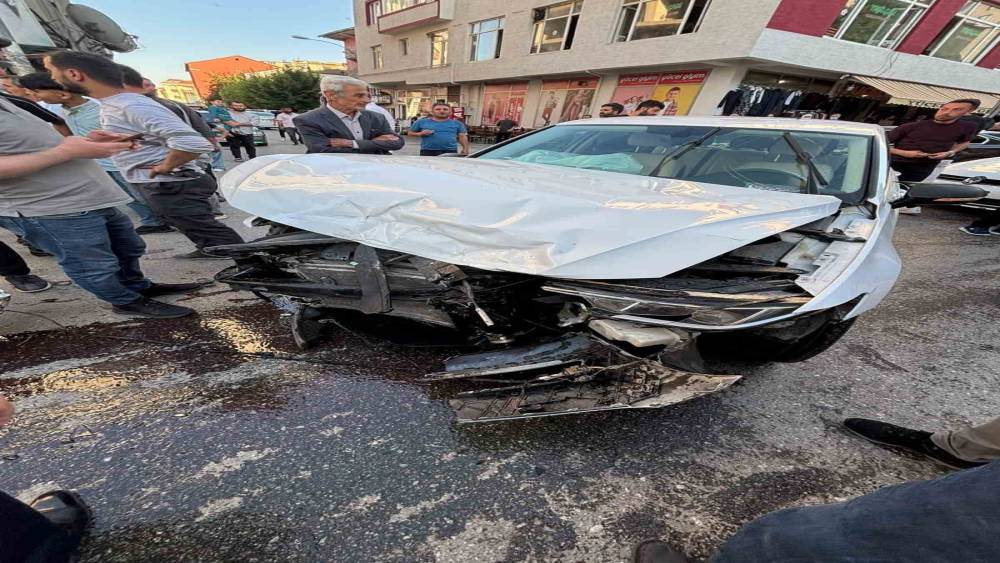 Muş&rsquo;ta zincirleme kaza: 3 ara&ccedil; birbirine girdi
