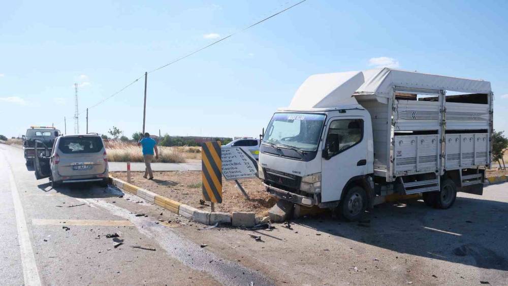 Hafif ticari ara&ccedil;la kamyonet &ccedil;arpıştı: 1 yaralı
