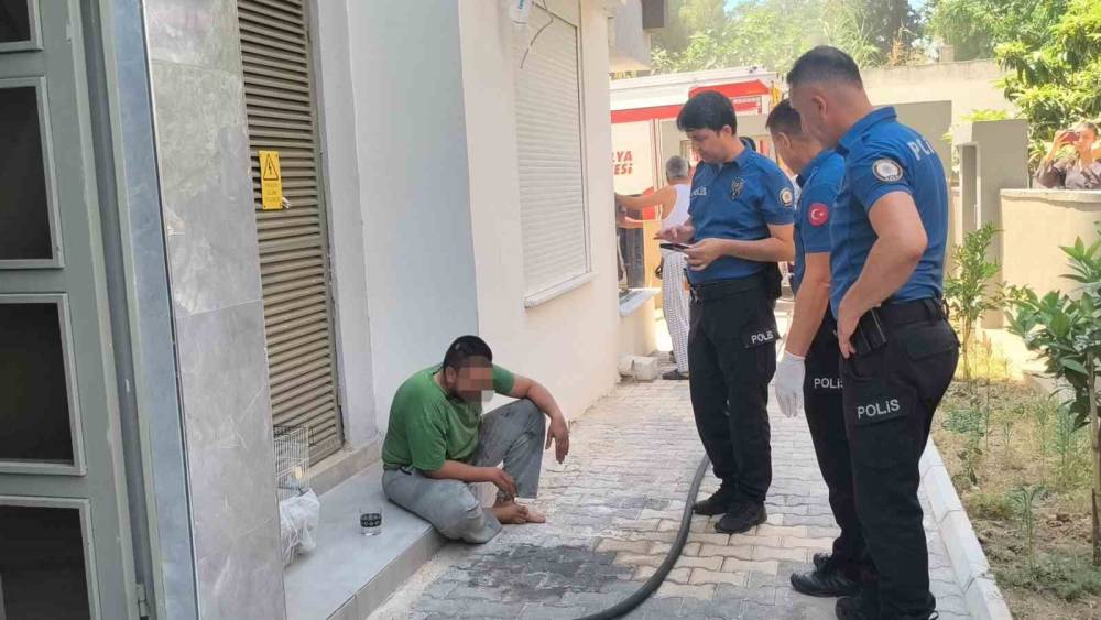Annesine sinirlendi kendini eve kapatıp yakmaya &ccedil;alıştı, mahallede korku ve &ouml;fke dolu anlar
