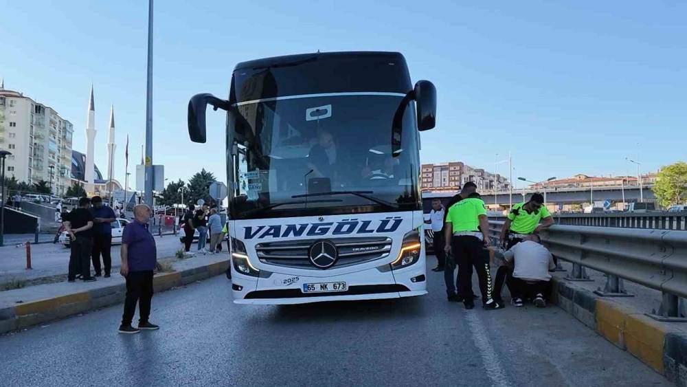 Ehliyetsiz s&uuml;r&uuml;c&uuml;, otomobil ve yolcu otob&uuml;s&uuml;ne &ccedil;arptı: 40&rsquo;ar bin lira ceza kesildi
