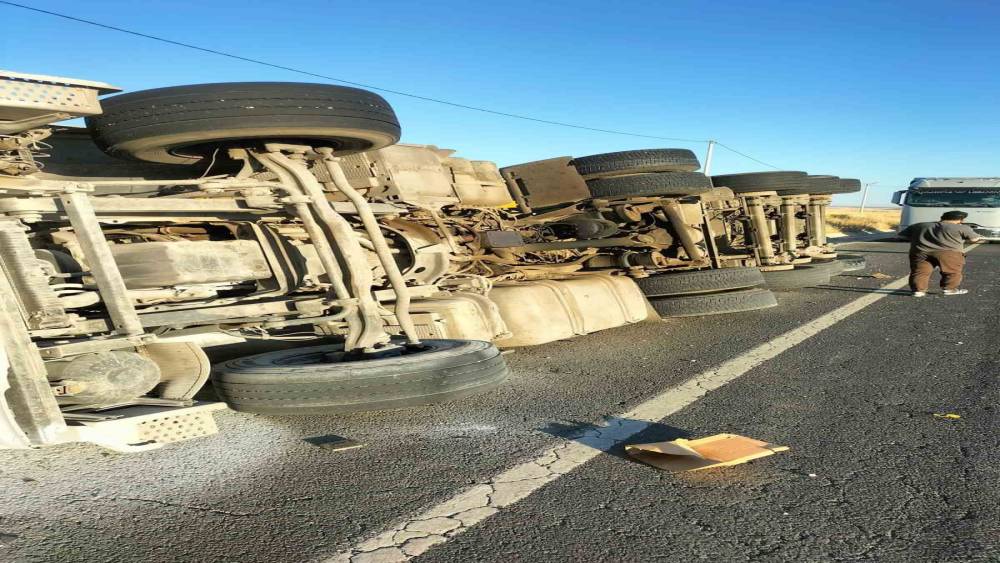 Diyarbakır&rsquo;da tır şarampole devrildi: 1 yaralı
