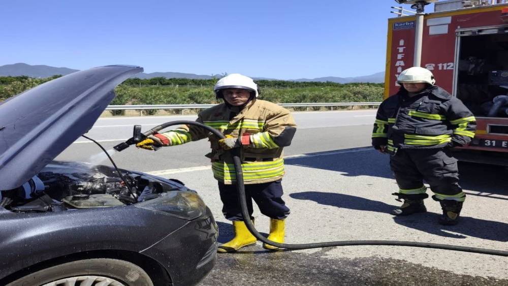 Erzin&rsquo;de otomobilin motorundan alevler y&uuml;kseldi
