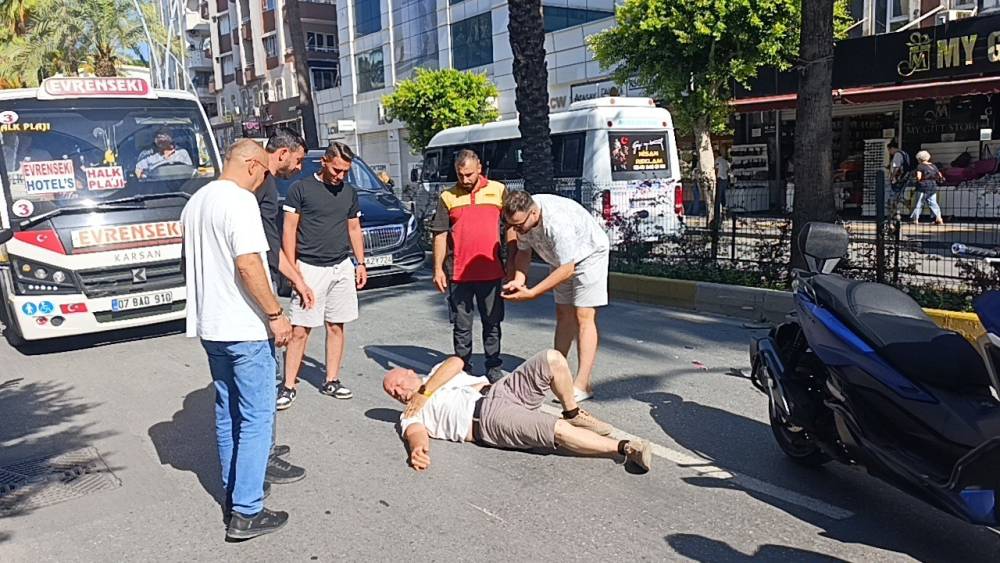 Duran ara&ccedil;ları son anda fark ettiler, frene basınca devrilerek s&uuml;r&uuml;klendiler
