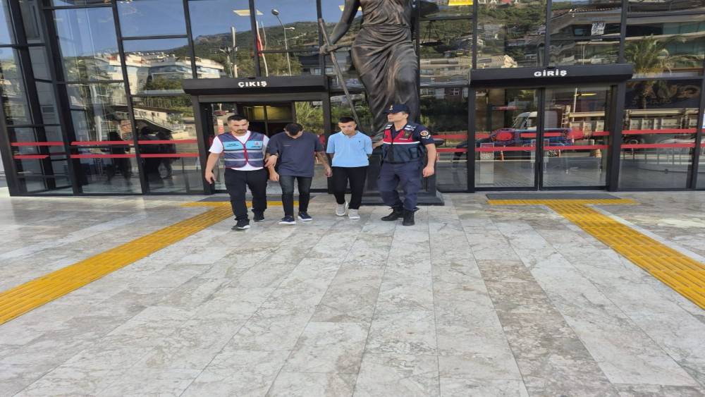 Alanya&rsquo;da ayakkabı mağazasından hırsızlık yapan 2 ş&uuml;pheli tutuklandı
