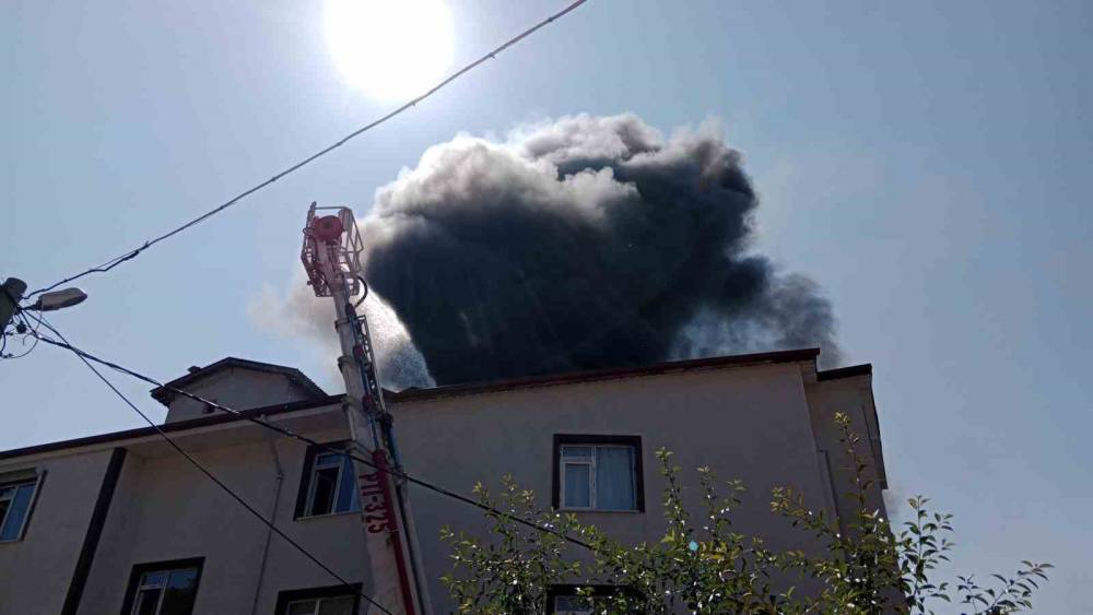 Bolu&rsquo;da apartmanın &ccedil;atı katı alev alev yandı
